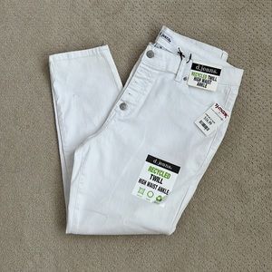 D.Jeans brand. High waist, white ankle jean. Button fly.